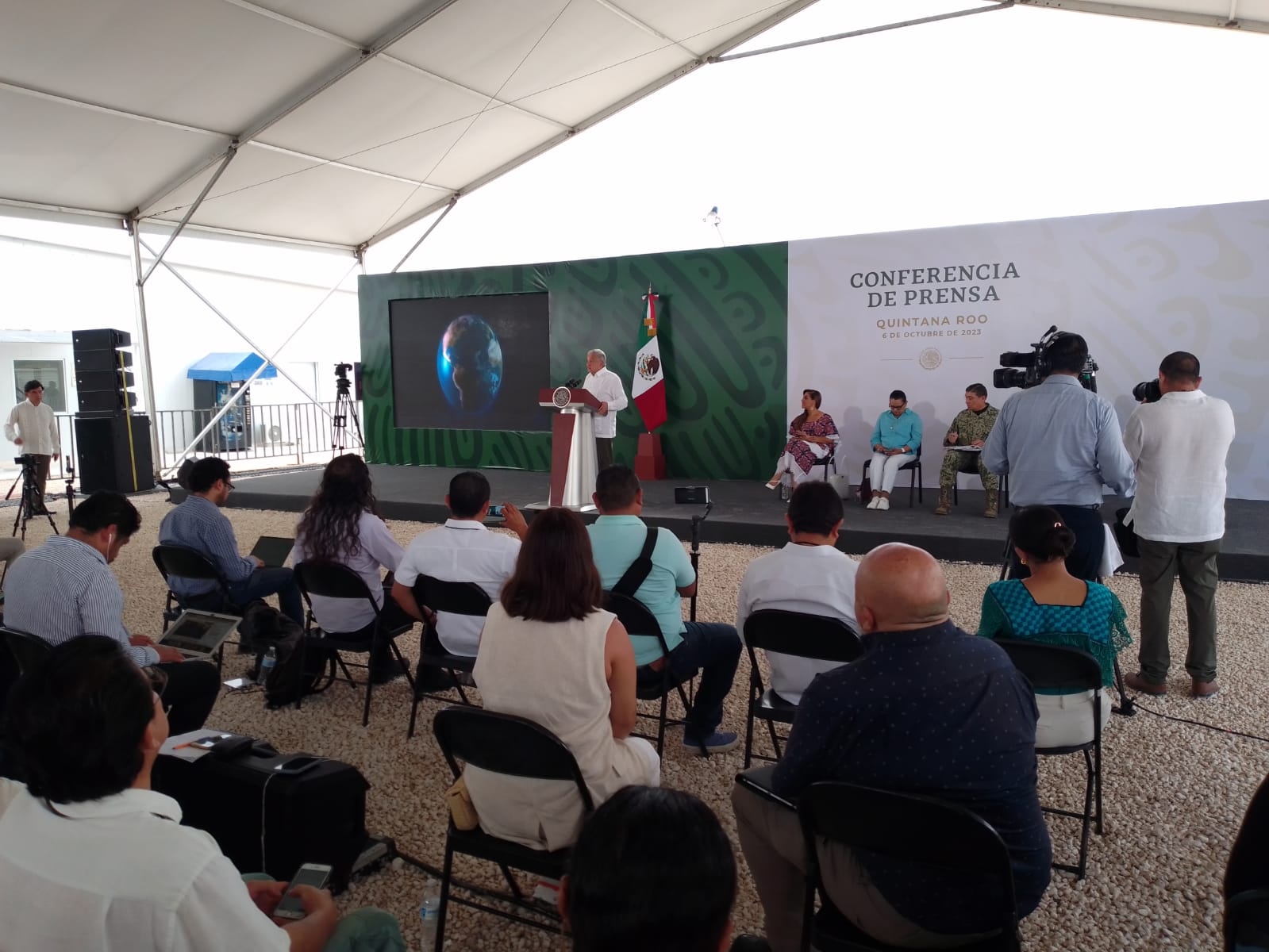 El presidente Andrés Manuel López Obrador dio su conferencia matutina en Cancún