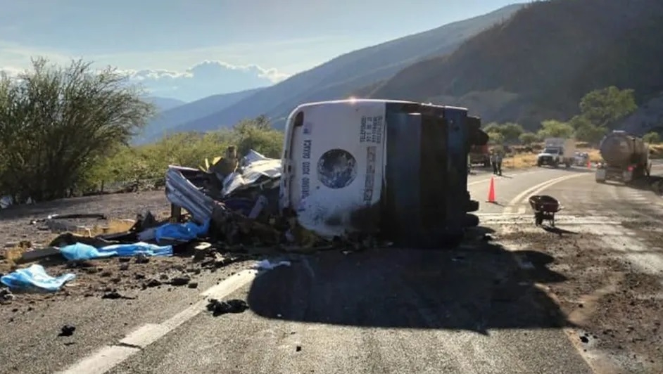 Sube a 18 la cifra de muertos en Oaxaca tras accidente de camión con migrantes