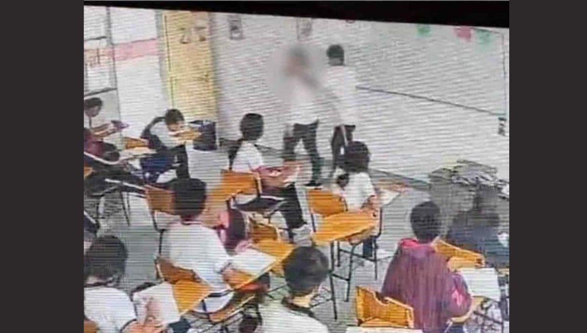 Mientras alumnos responsabilizan a la maestra por el ataque, otra versión señala que en realidad le salvó la vida al chico