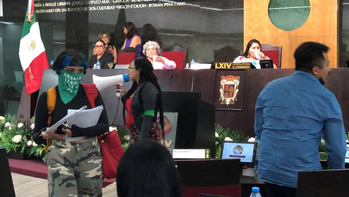Con megáfono en mano, las feministas interrumpieron la sesión en el congreso