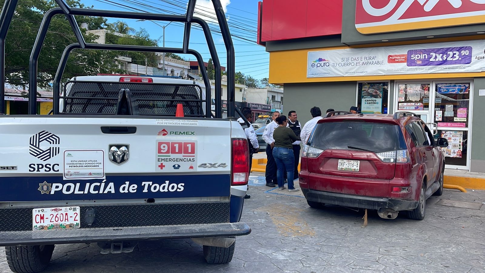 Campeche: Detienen a pareja de ebrios por amenazar a empleados de un Oxxo