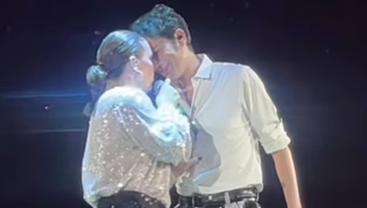 Angélica Vale y Benny Ibarra sorprenden a fans con tremendo besote durante los 90's Pop Tour