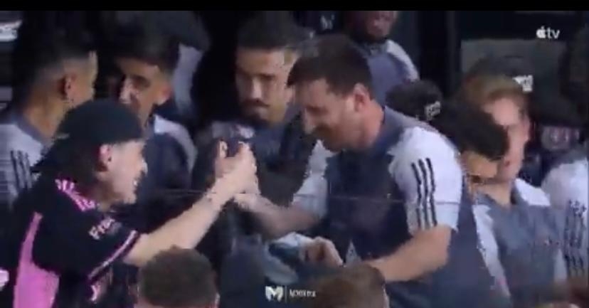 Peso Pluma saluda a Leo Messi previo al partido del Inter Miami