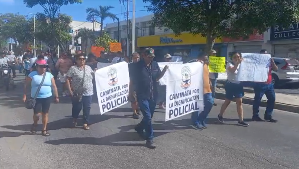 Más de 50 policías de Cancún se manifiestan para exigir mejores prestaciones laborales