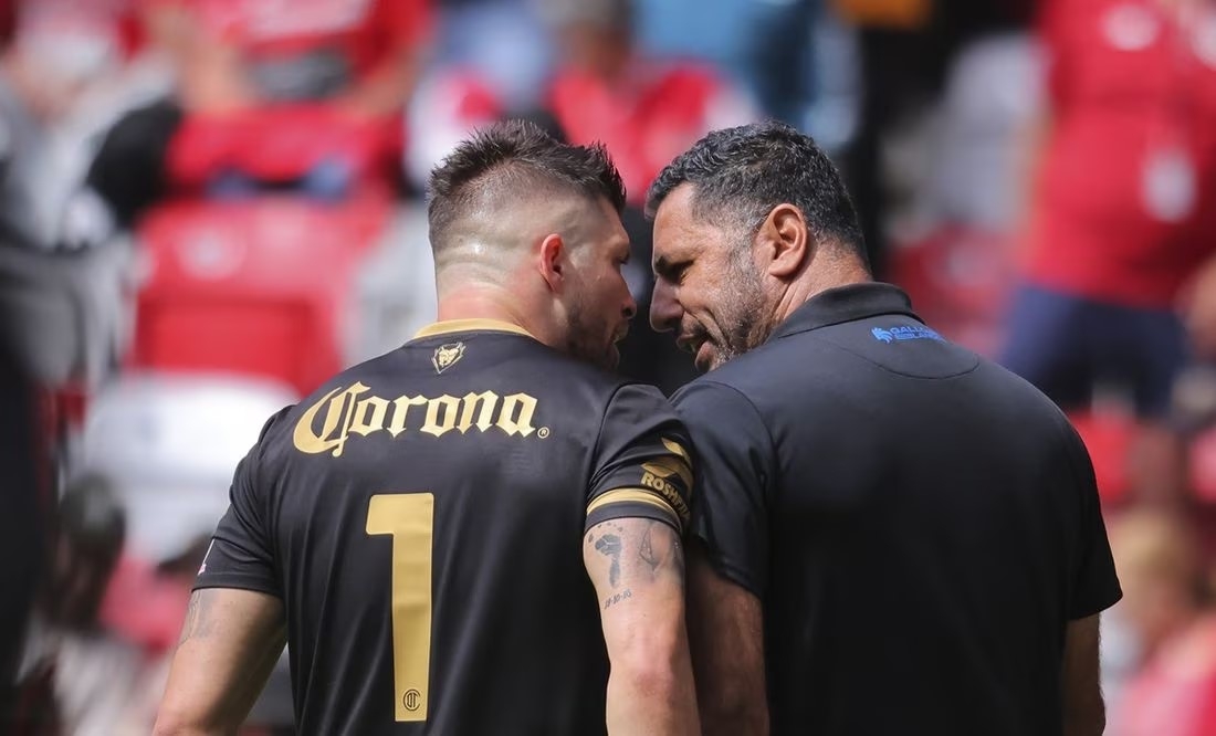 Tiago Volpi encaró a un auxiliar técnico de Querétaro luego del partido ante Toluca