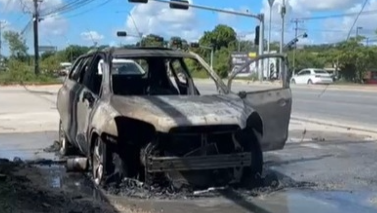 Llamas consumen un carro luego de sufrir un cortocircuito en Cancún