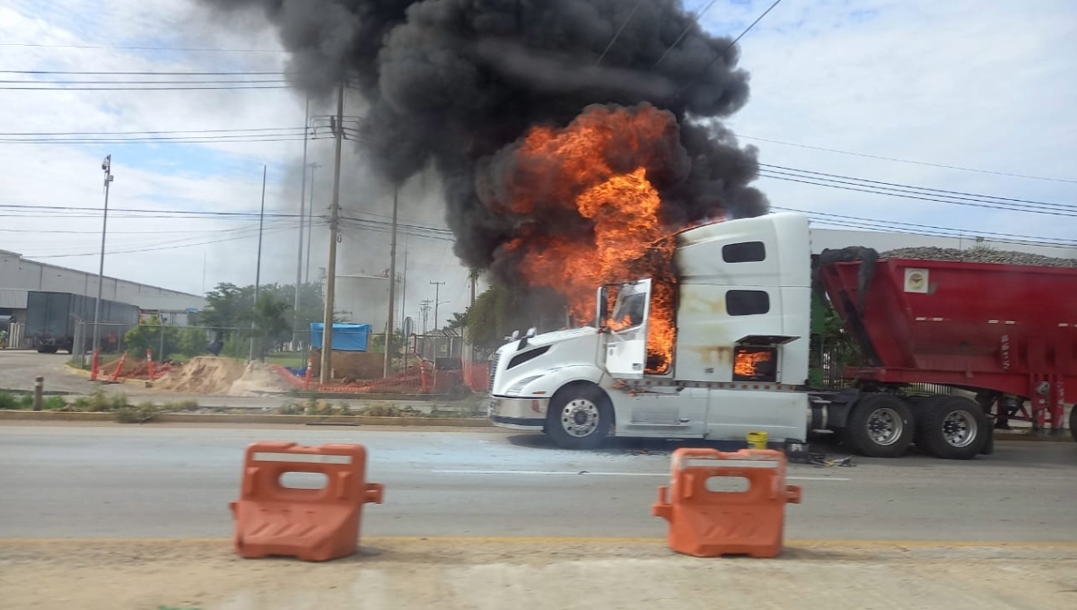 Se incendia tráiler cargado de material de construcción en la vía Mérida-Cancún