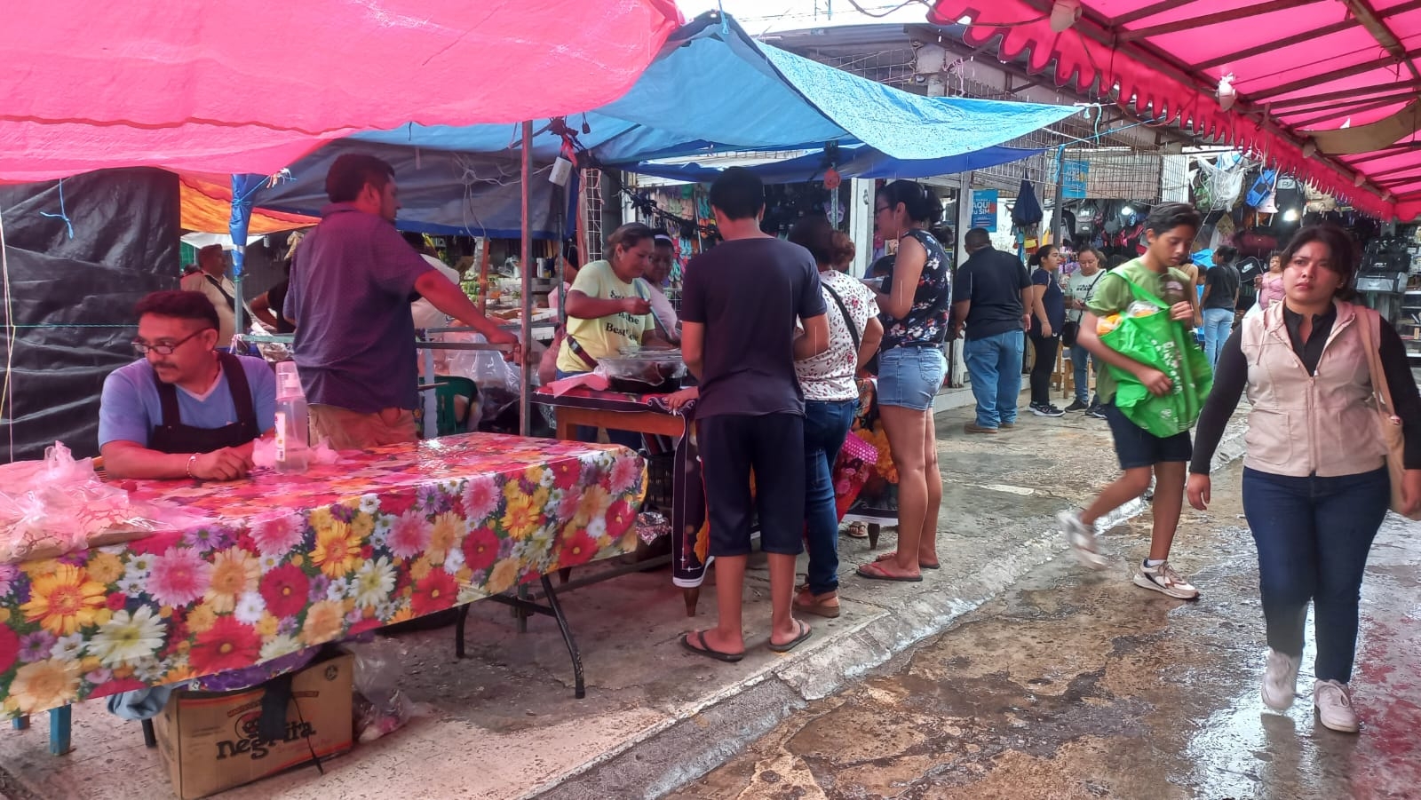 Lluvias ahuyentan a compradores por Hanal Pixán en Campeche: EN VIVO