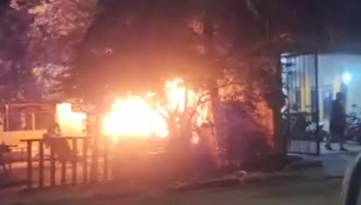 Incendio consume tinglado de una casa en la calle 39  de Cozumel