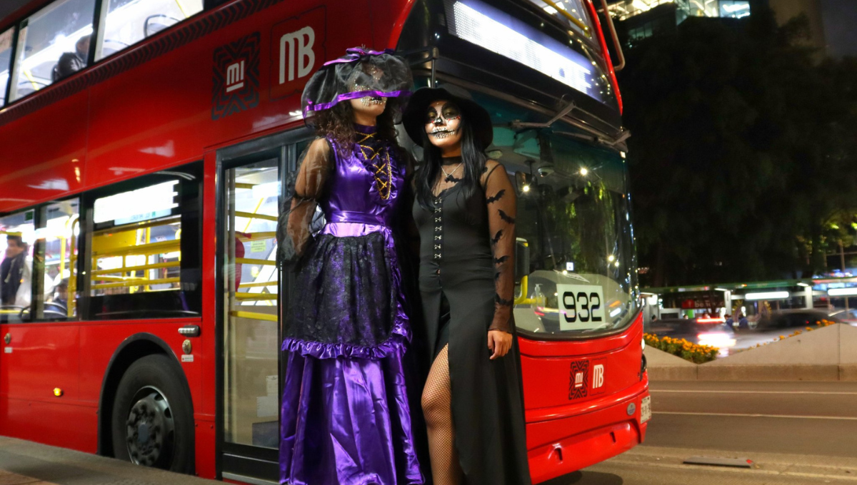 Metrobús de la CDMX presume los mejores disfraces de sus pasajeros en Halloween