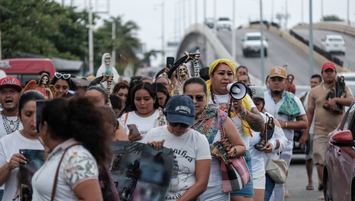 Devotos de la Santa Muerte realizan recorrido por las calles de Cancún