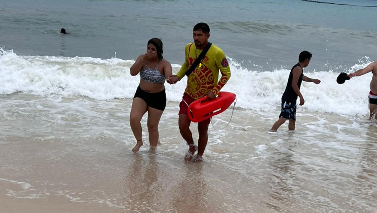 Salvan a turistas chilangos de ahogarse en el mar en Playa del Carmen: VIDEO