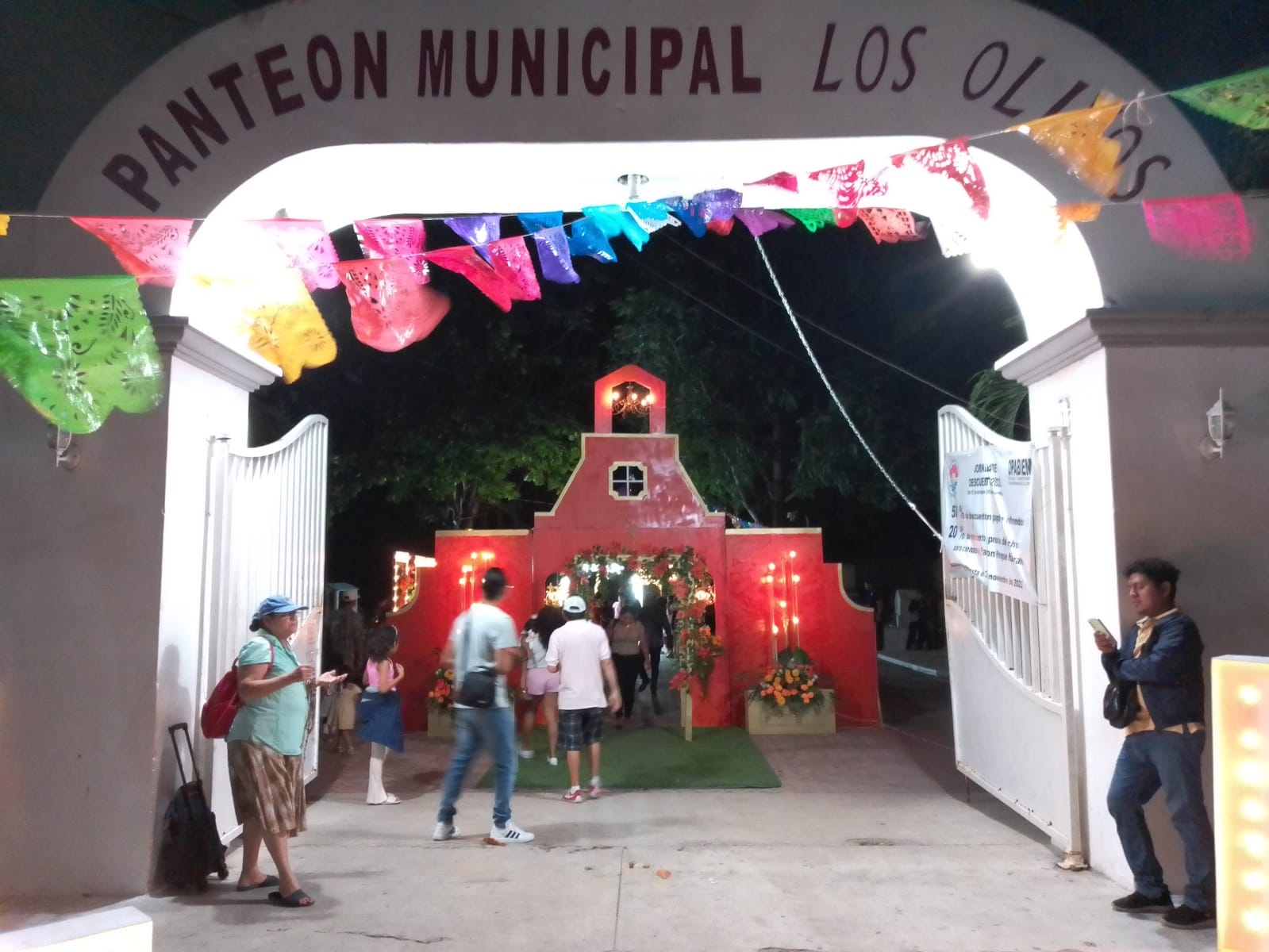 Cementerio Los Olivos de Cancún registra buena afluencia de visitas por Día de Muertos: VIDEO