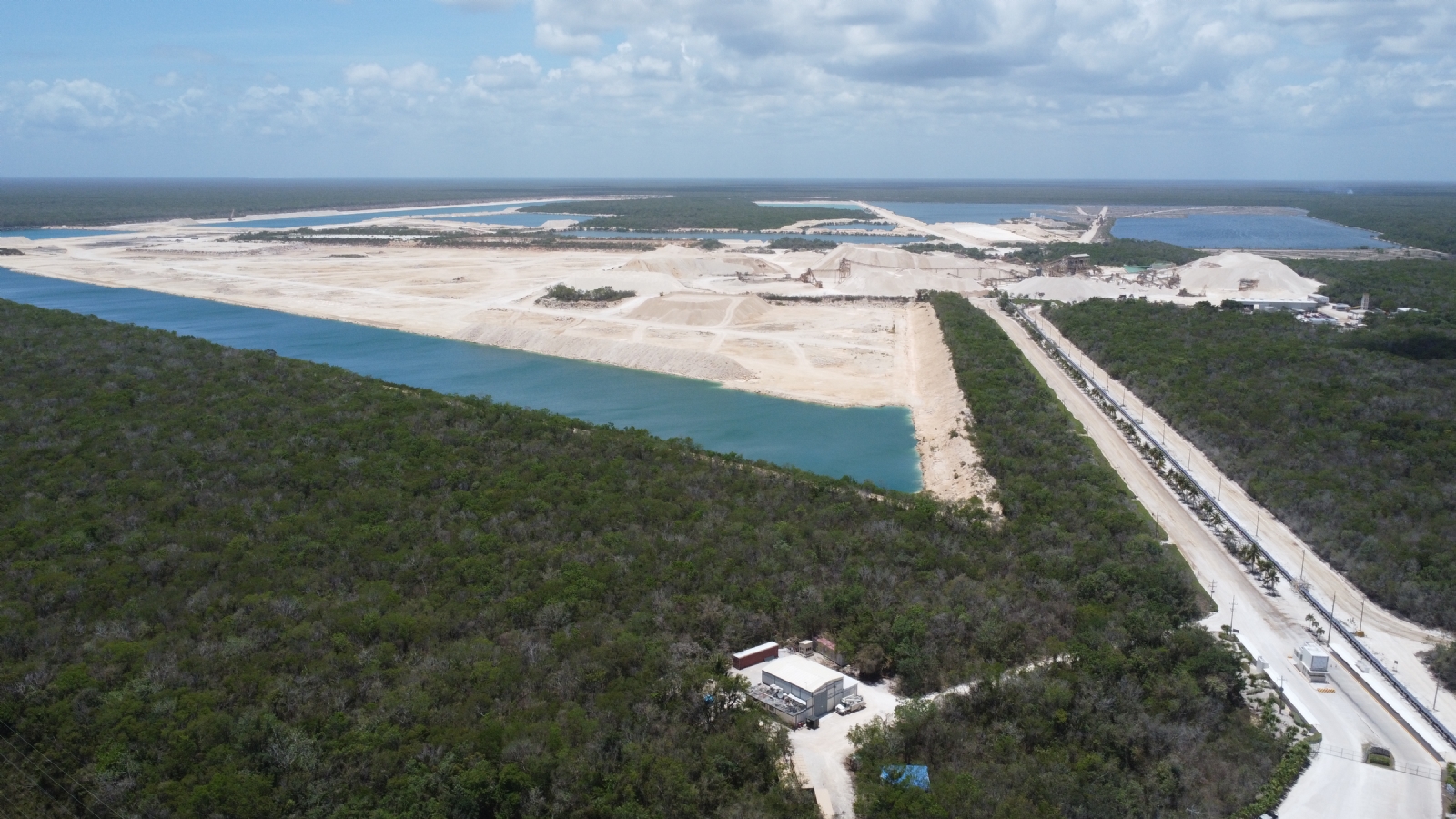 El Presidente Andrés Manuel López Obrador busca adquirir la mina en Playa del Carmen para su conversión en una reserva natural.