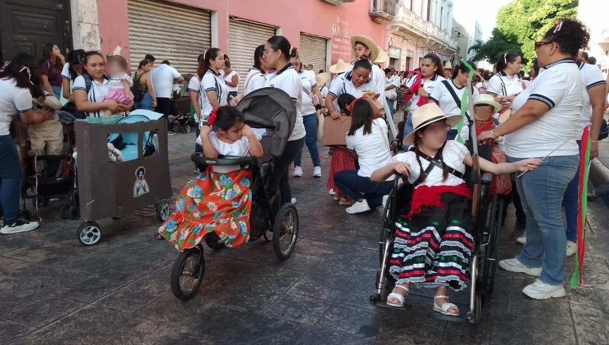 Centros de Atención Múltiple de Yucatán desfilan previo al Día de la Revolución Mexicana en Mérida