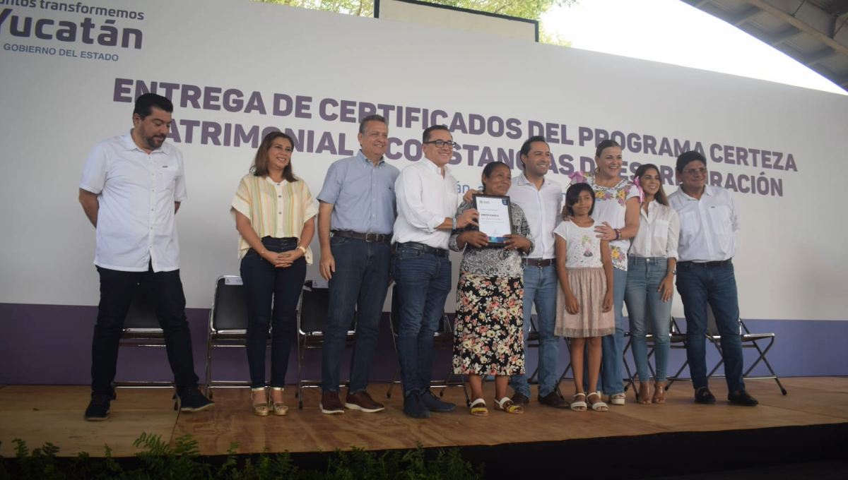 Mauricio Vila entrega certificados de certeza patrimonial y constancias de escrituración en Mérida