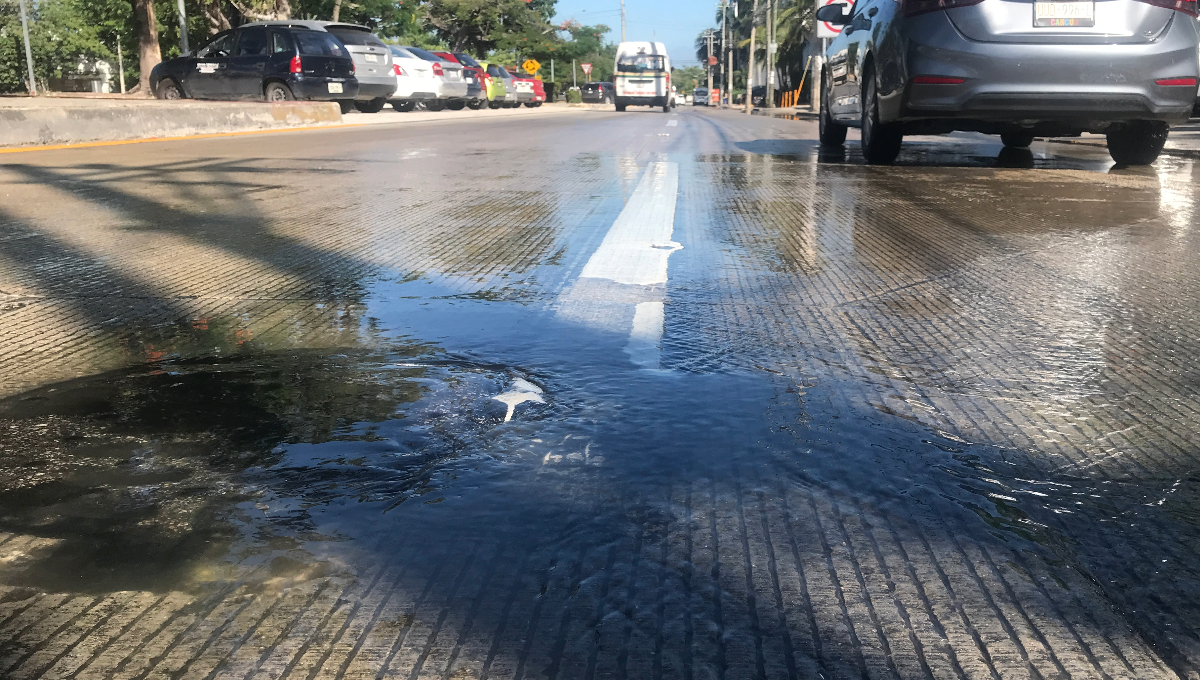 Vecinos de Cancún denuncian fuga de aguas negras en avenida Tulum