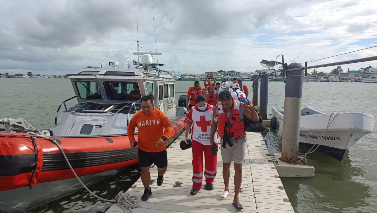 Marina rescata a dos pescadores en Progreso; uno de ellos por una herida en el pie