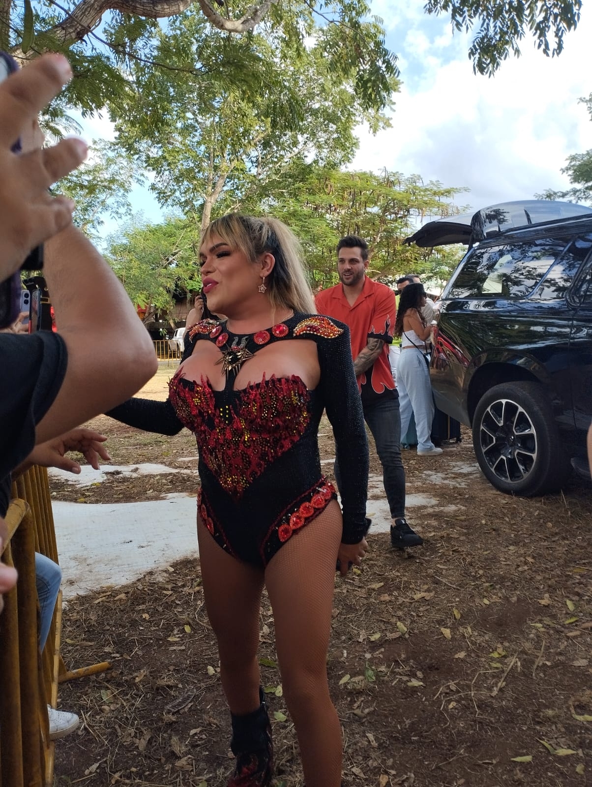 Sergio Mayer y Nicola Porcella le abren el baño a Wendy y la exhiben en Yucatán
