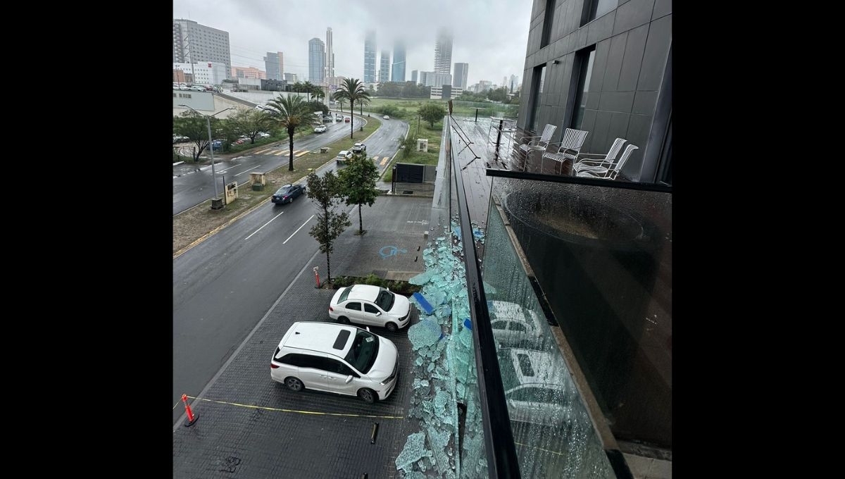 La caída de dos vidrios de un edificio de San Pedro Garza García, Nuevo León, dejó daños en dos automóviles.