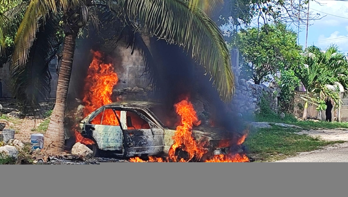 Falla mecánica deja en llamas un taxi en Tizimín
