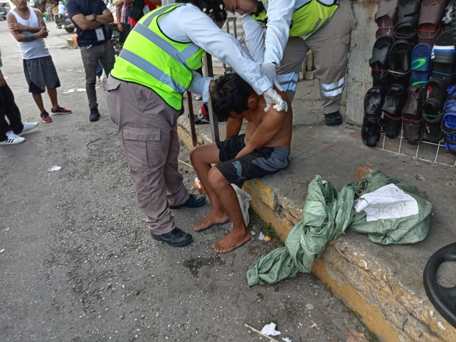 Hombre sufre sobredosis de drogas y alcohol en plena vía pública en Campeche