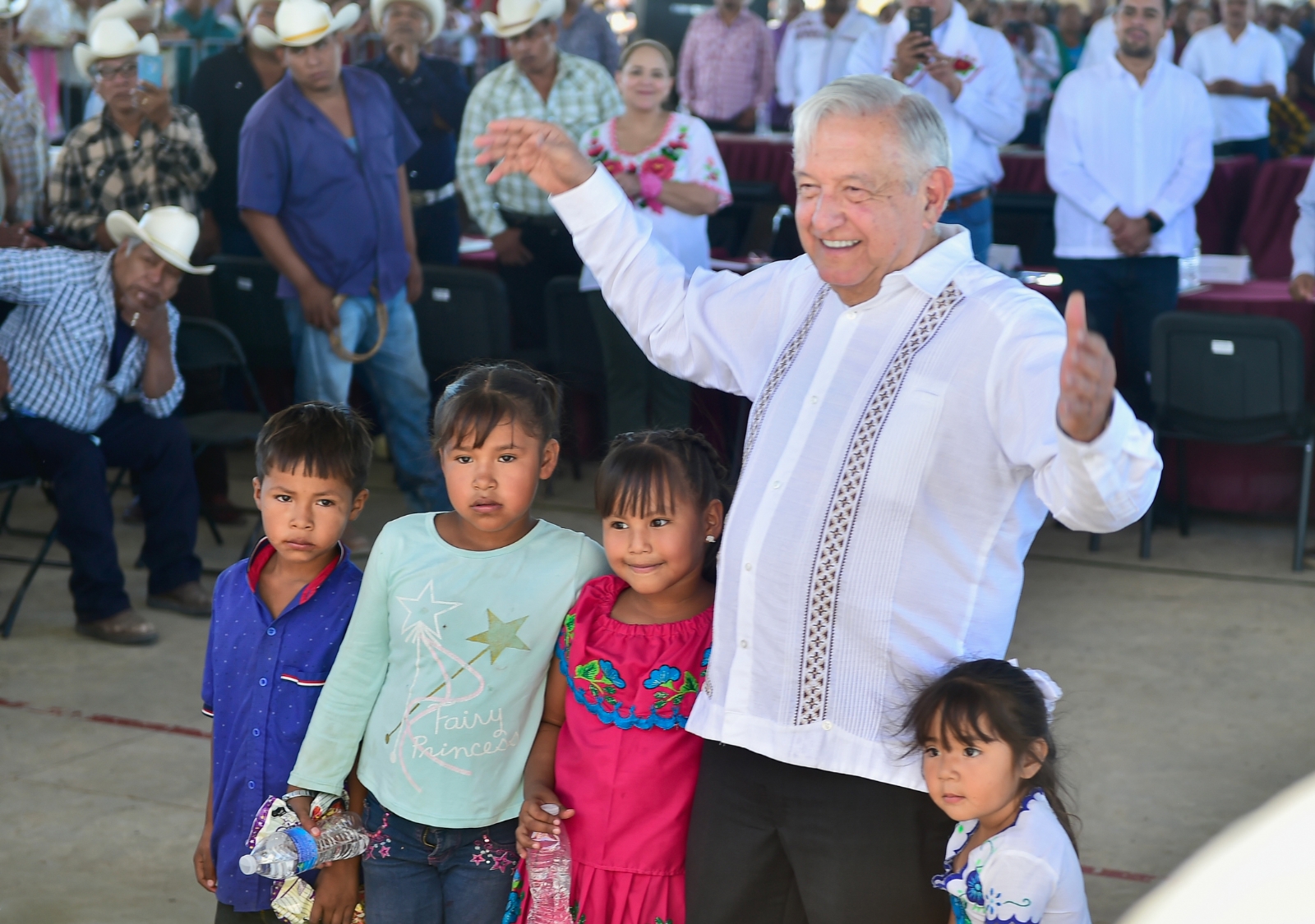 AMLO celebra su cumpleaños en Huírivis con los yaquis