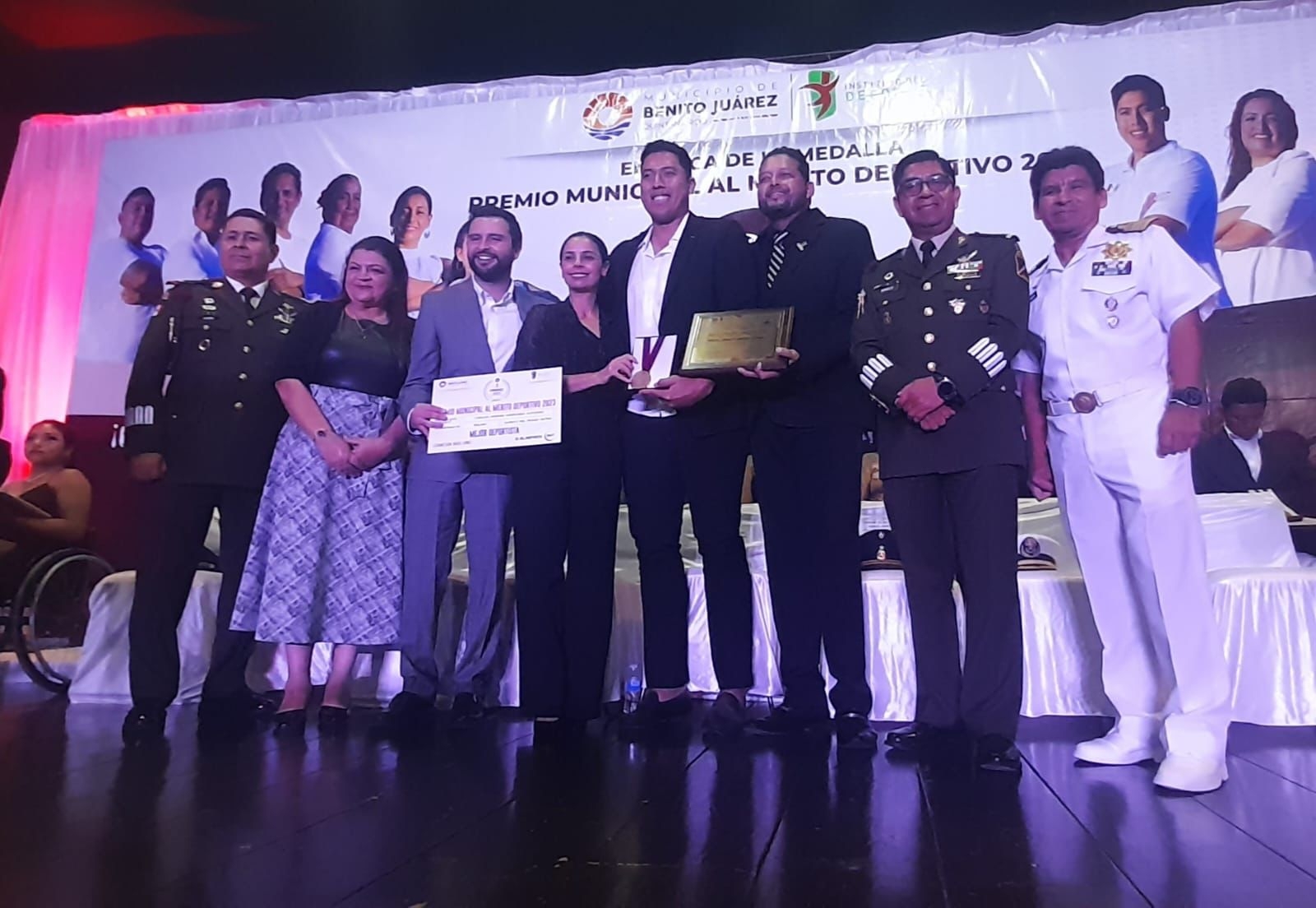 Carlos Sansores Acevedo recibe el Premio Municipal del  Deporte 2023 en Cancún