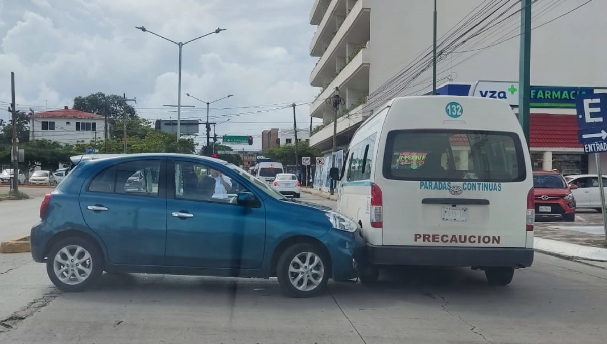 Conductora choca contra un transporte público en Playa del Carmen