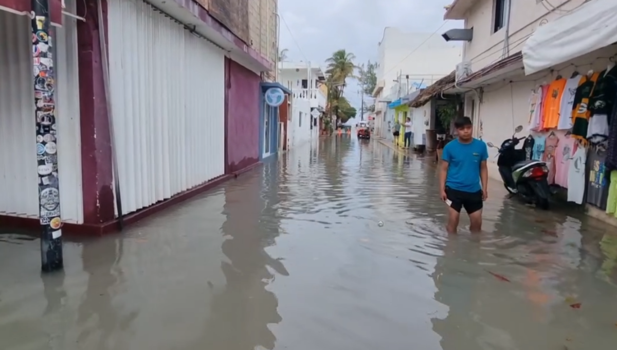 Fuertes lluvias inundan la Casa de la Cultura en Isla Mujeres