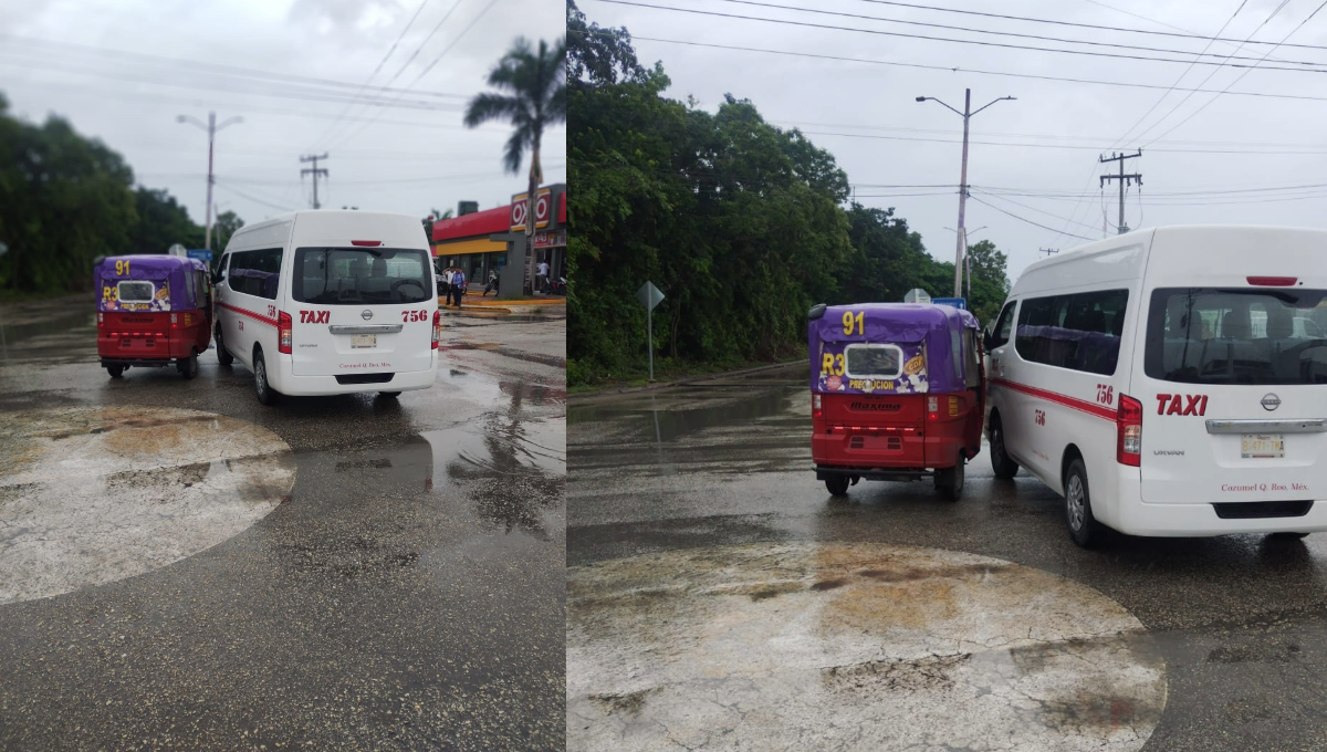 Chocan un mototaxi y taxi en la zona turística de Cozumel