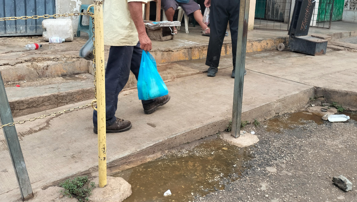 Aguas negras 'inundan' el Mercado Municipal de Peto