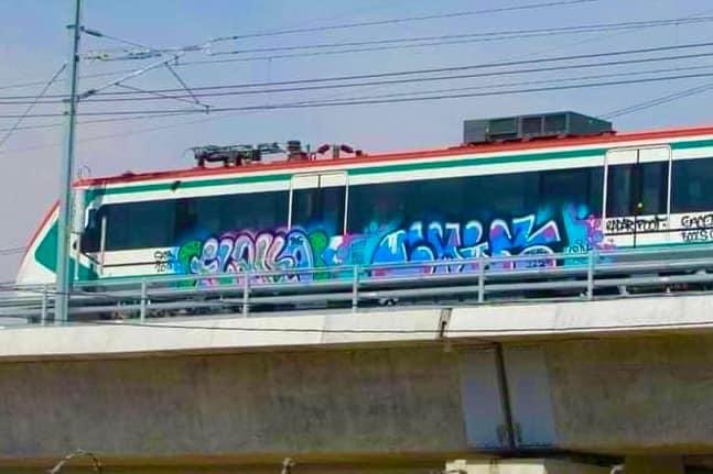 Circulan fotos del tren interurbano México-Toluca vandalizado; en redes sociales condenan el acto
