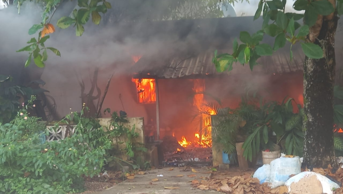 Fuego consume una casa en la comisaría de Colonia Yucatán en Tizimín