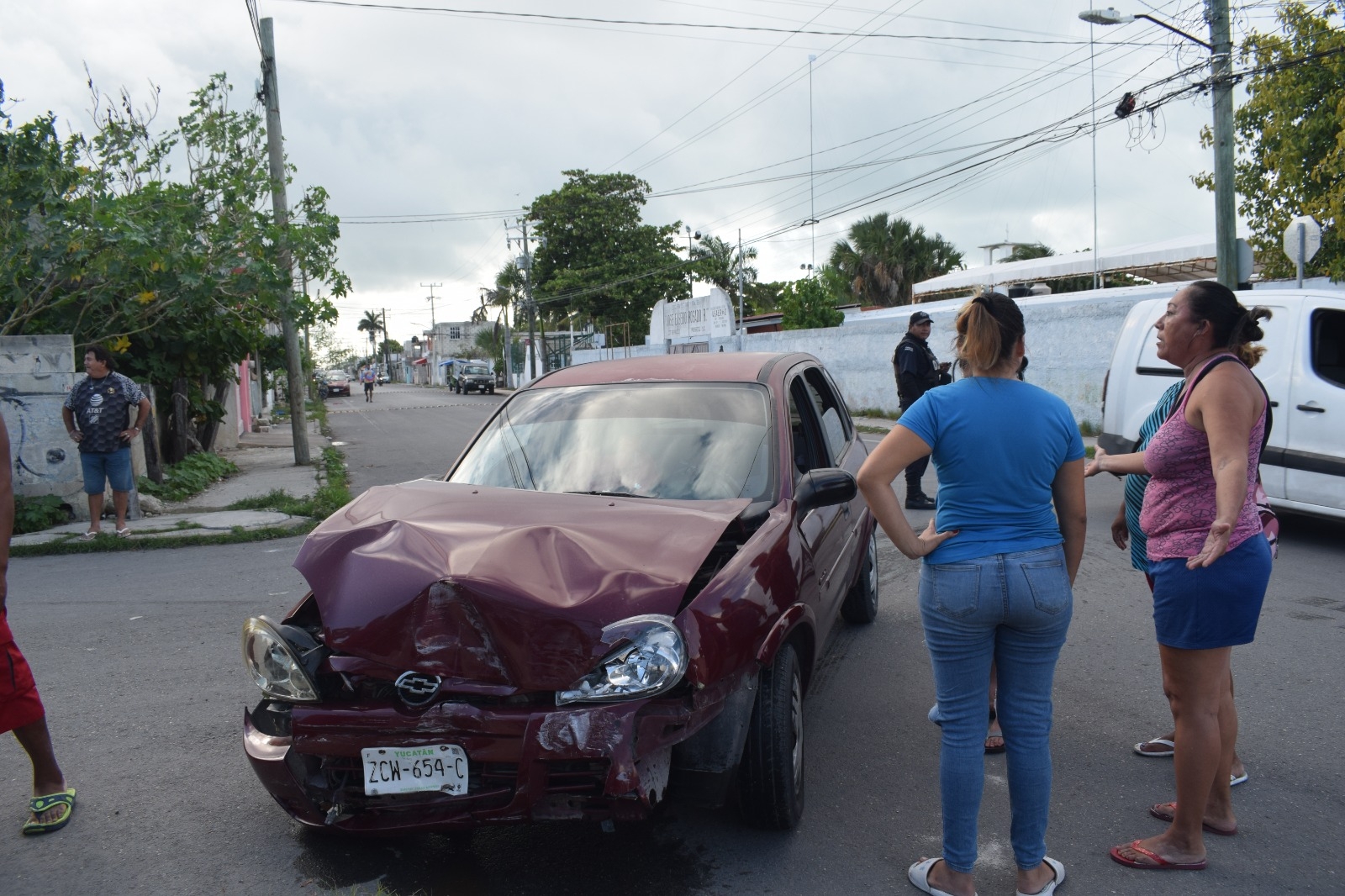 Combi con 15 turistas de la CDMX choca contra un auto en Progreso