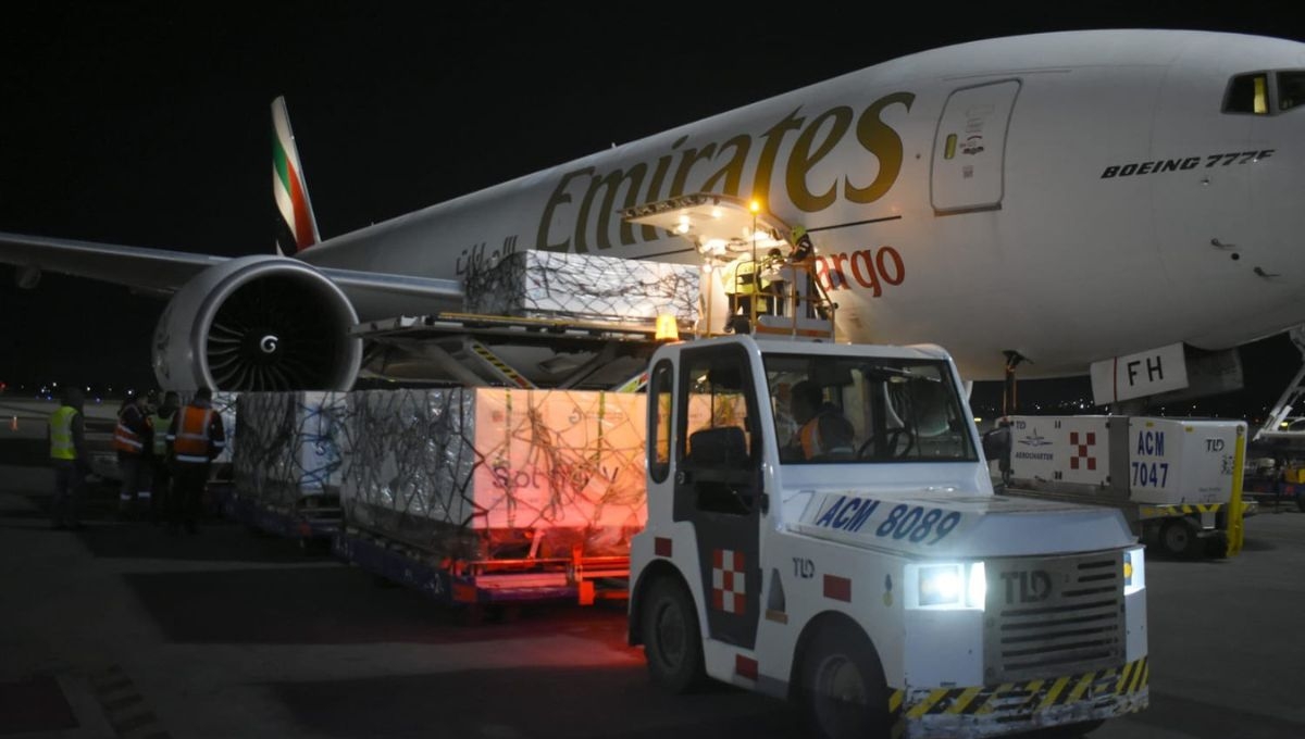 En un vuelo de la aerolínea Emirates arribó este jueves al AIFA un lote de 600 mil vacunas Sputnik V contra COVID-19