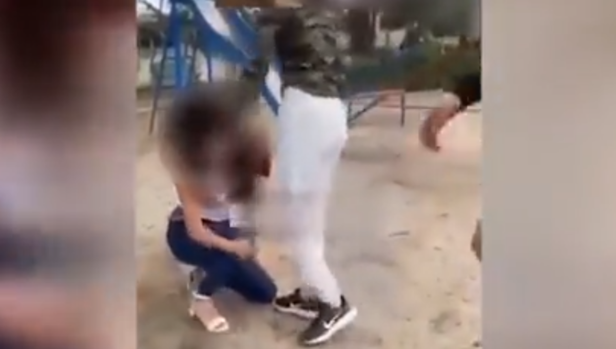 Jóvenes golpean a compañera en una secundaria de Puebla