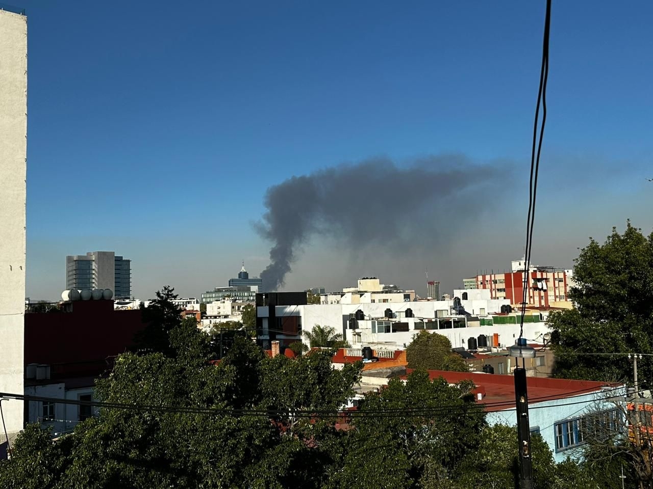 Incendio consume una bodega en el Centro de la CDMX