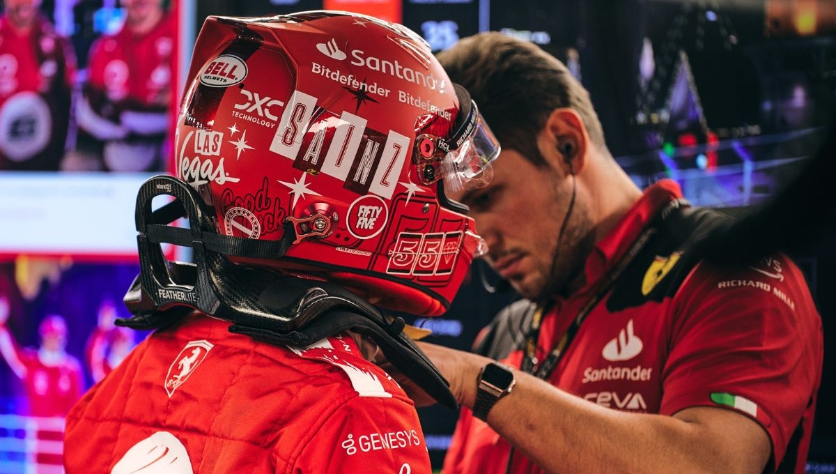 El piloto español de ferrari, Carlos Sainz, tuvo un icidente cin una alcantarilla en el Gran Premio de Las Vegas de Fórmula 1