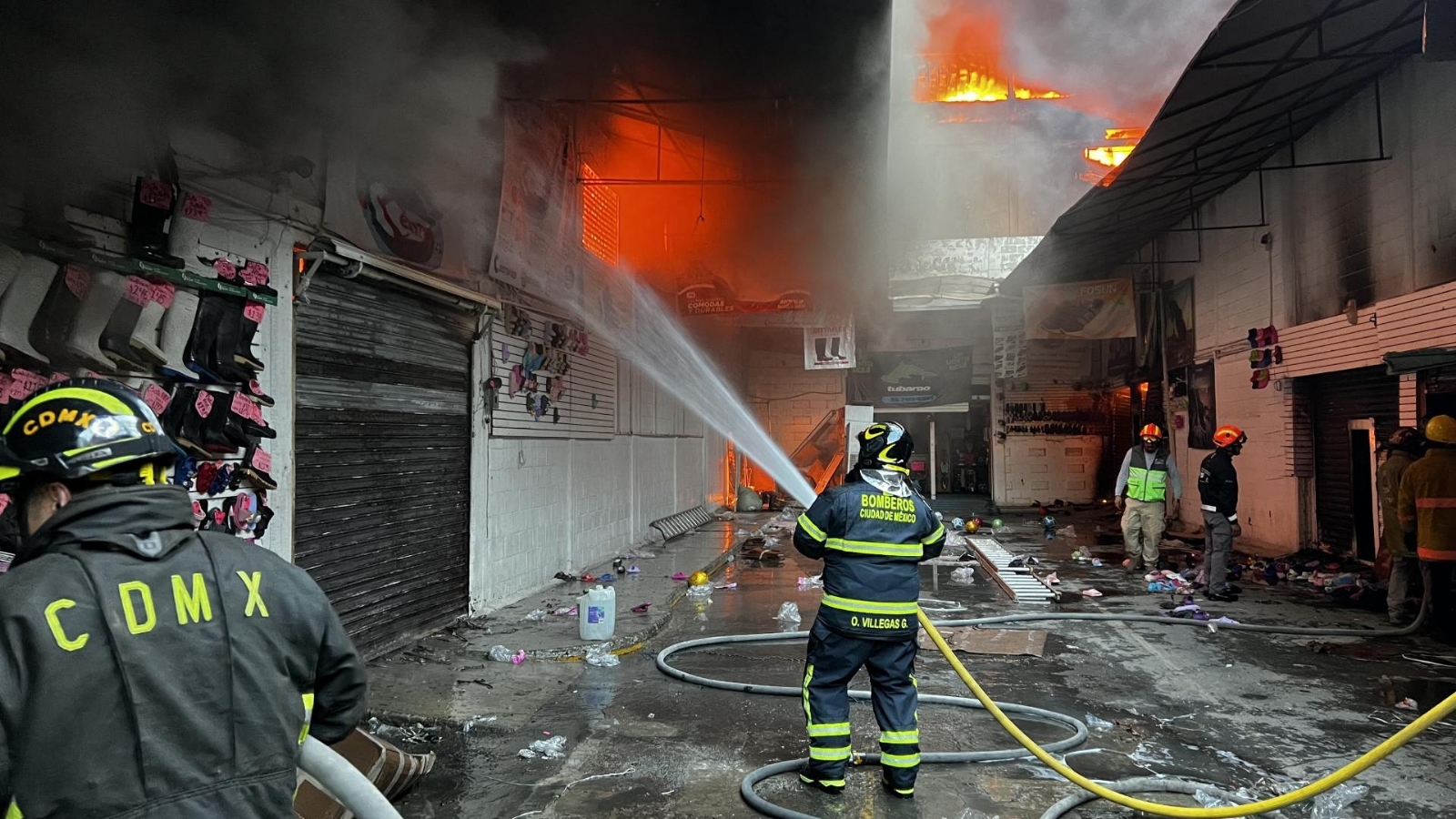 Incendio en Tepito deja cinco bomberos intoxicados