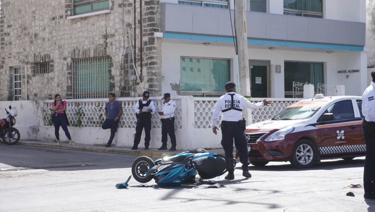 Conductora provoca accidente vial por 'volarse' un alto en Campeche