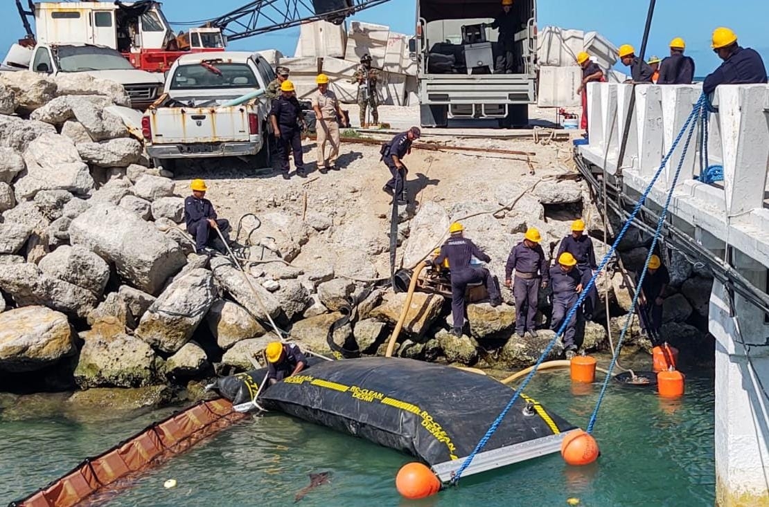Marina realiza 'falso operativo' por un derrame de petróleo de Pemex en Progreso