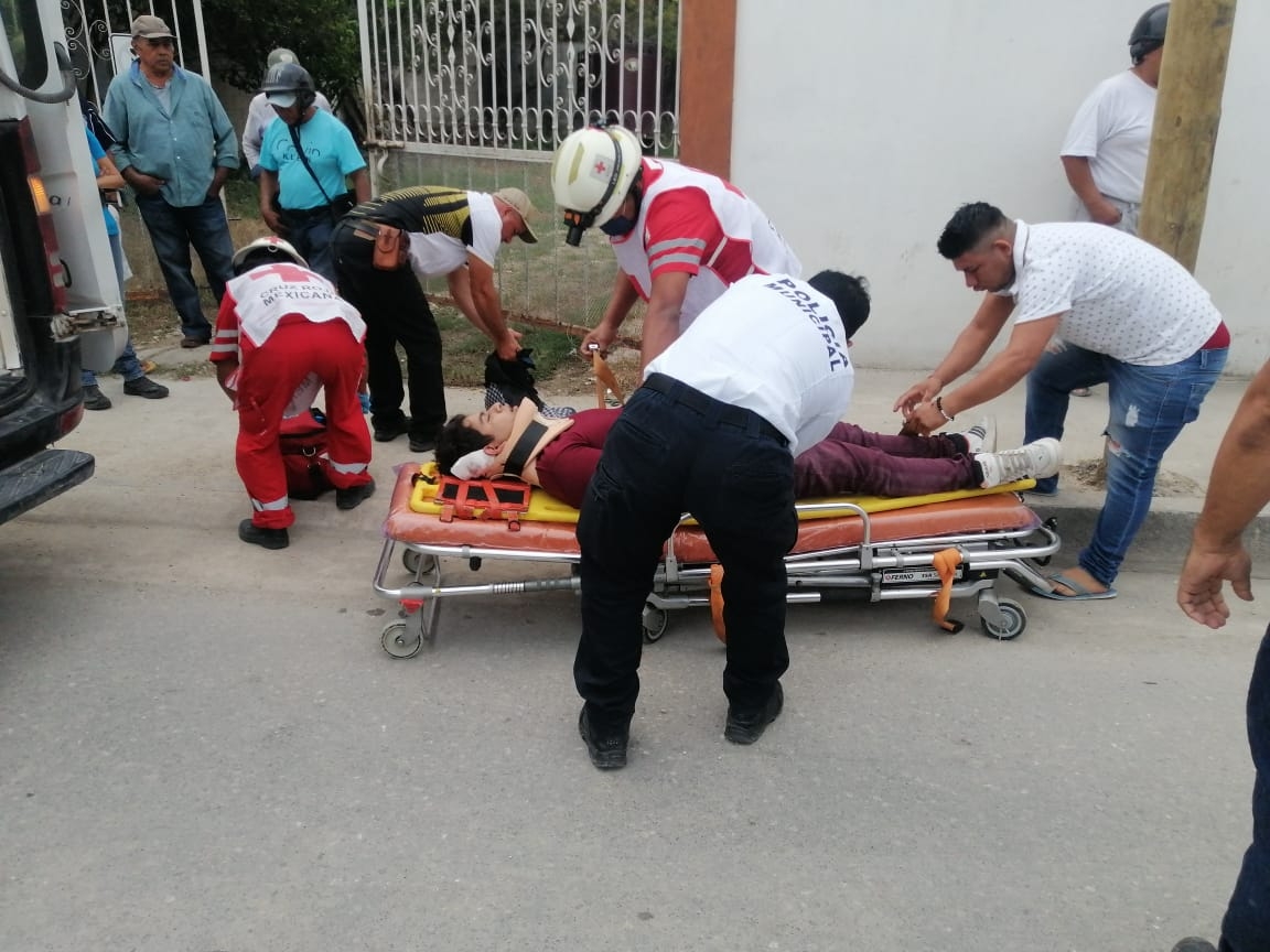 Hospitalizan a un motociclista tras estrellarse contra un muro en Escárcega