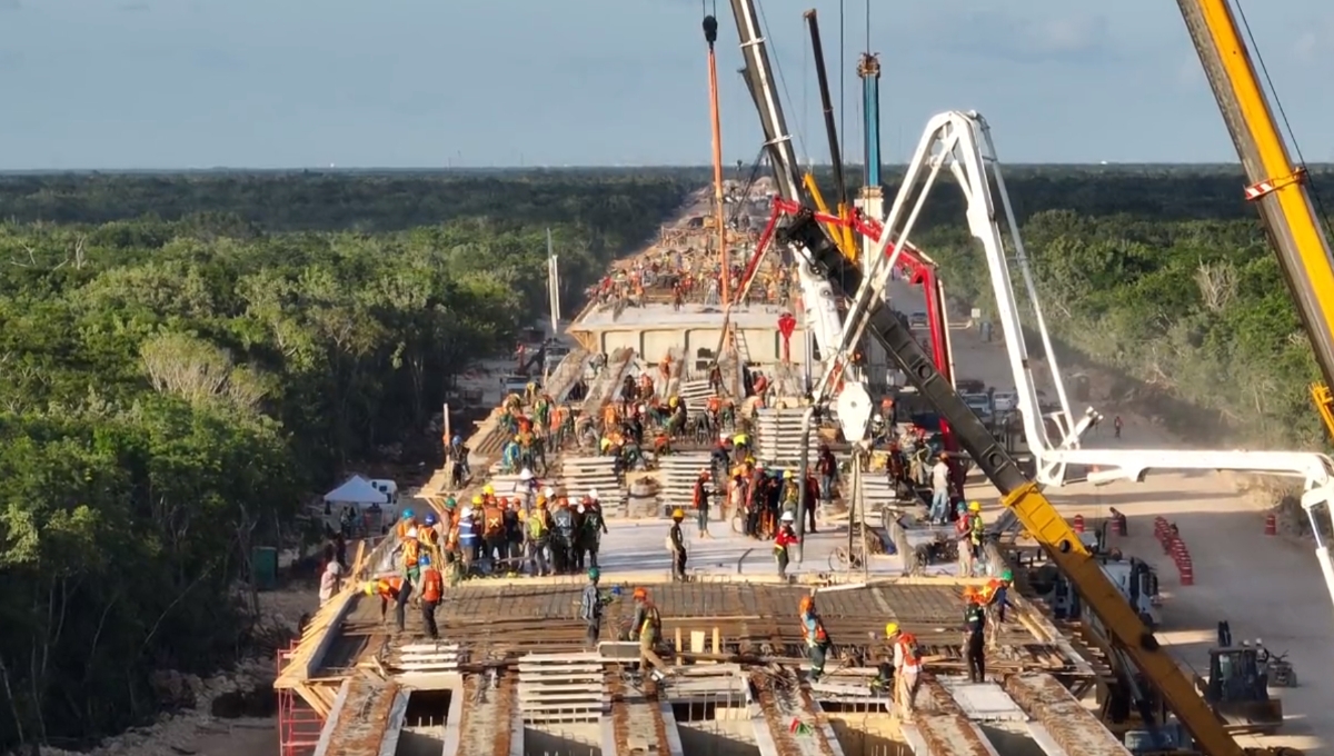 AMLO capta a trabajadores del Tren Maya; ¿A poco no son los mejores del mundo?, dice