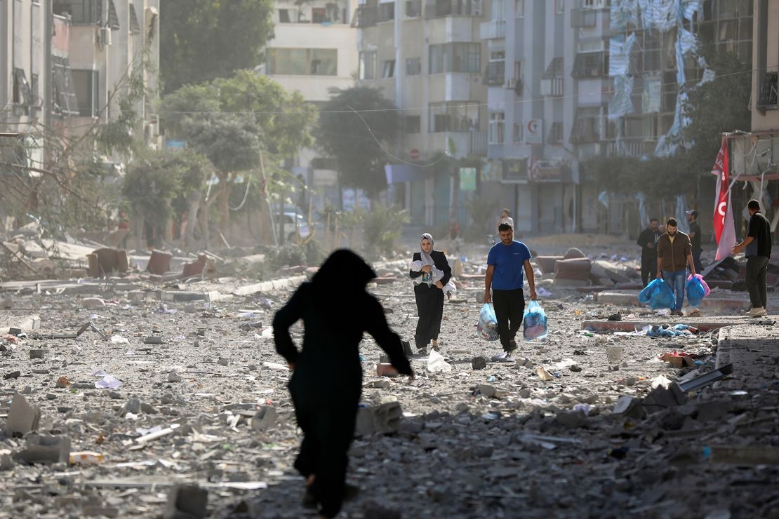 100 extranjeros logran salir de Gaza mientras bombardeos israelís aumentan cifra de muertos