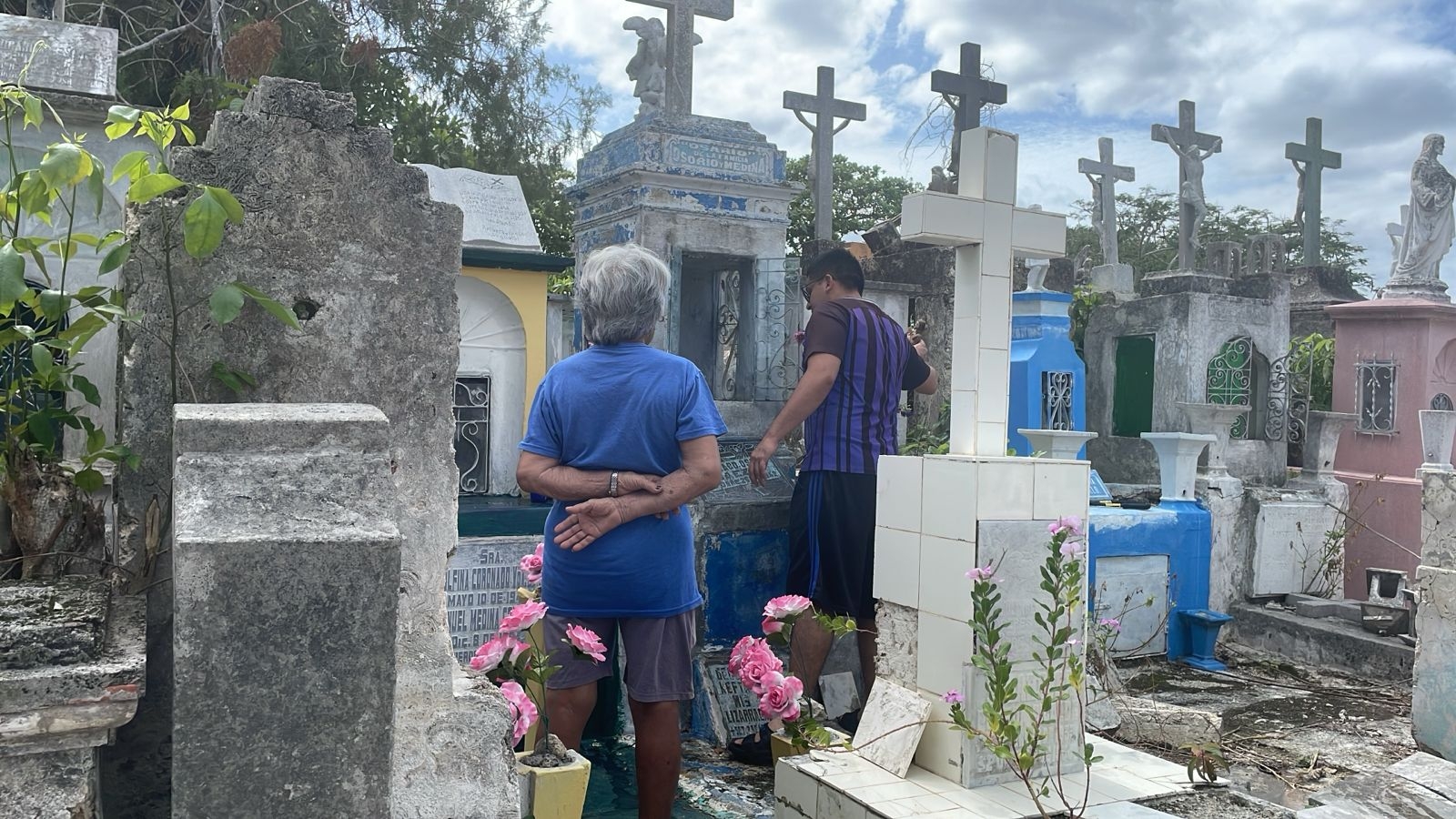 Familiares visitan a sus difuntos en el Cementerio General de Mérida: EN VIVO