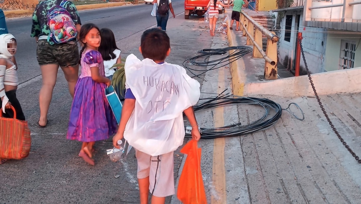 Niño de Acapulco sale a pedir calaverita con disfraz del Huracán Otis