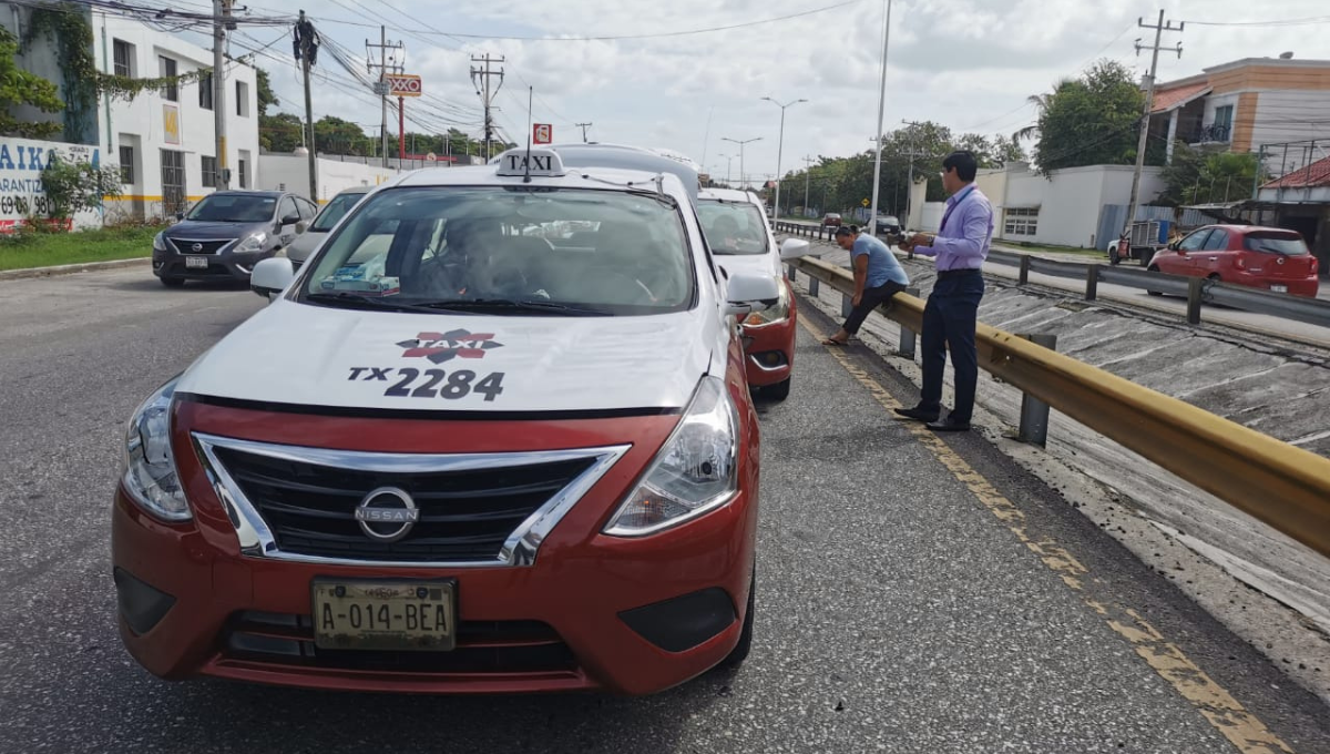 Choque entre dos taxistas de Ciudad del Carmen genera caos vial