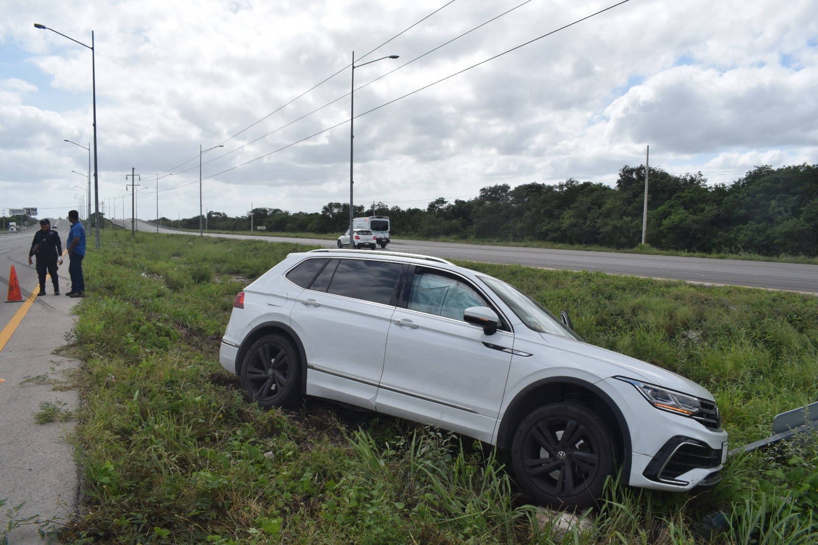Chino sufre accidente y termina fuera de la carretera Mérida-Progreso