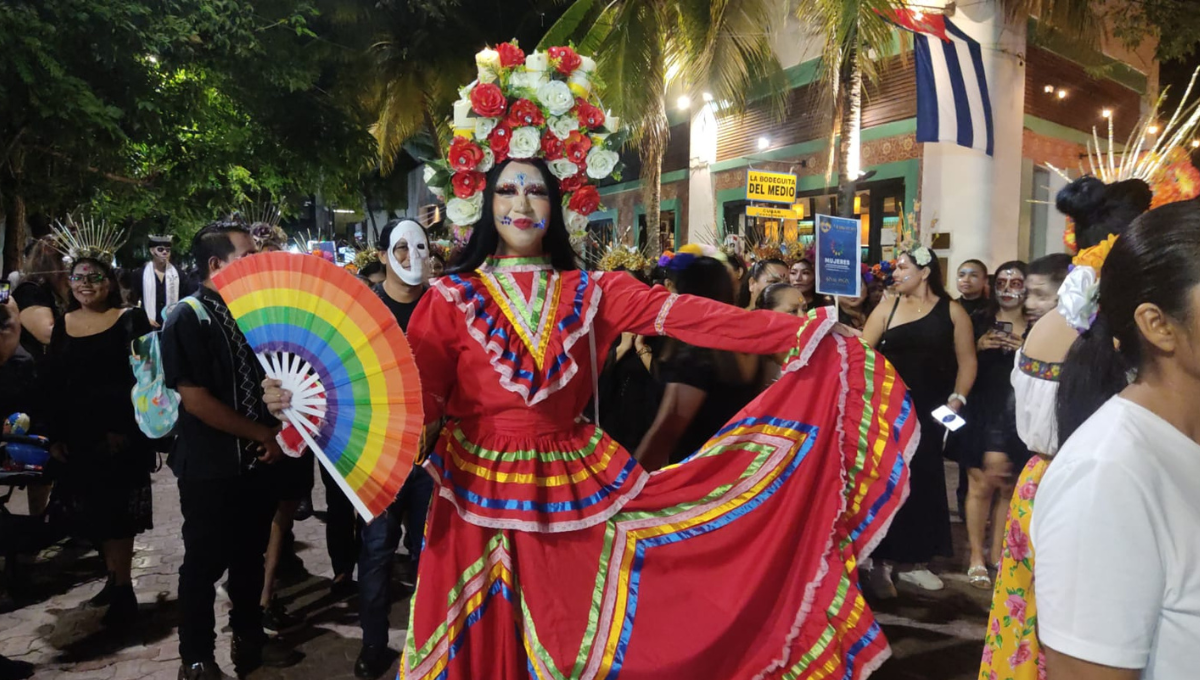 Catrinas abarrotan la Quinta Avenida en Playa del Carmen: EN VIVO